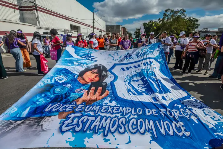 Sao Paulo (SP)-01/03/2026.  
Um ato no domingo em memória de Tainara Souza
Santos, de 31 anos, que morreu após ser atropelada e arrastada pelo ex-companheiro em São Paulo, irá marcar o início das mobilizações pelo Dia Internacional das Mulheres. 
Organizado pelo Ministério das Mulheres, o local escolhido para o ato é a Marginal Tietê, na zona norte da cidade de São Paulo, onde Tainara foi agredida, atropelada pelo ex-companheiro Douglas Alves da Silva e arrastada por mais de 1 quilômetro ao ficar presa ao carro dele, em 29 de novembro do ano passado. O ato contou com a presença das
ministras Márcia Lopes, Marina Silva , Sônia Guajajara e do Ministro Paulo Teixeira e a mãe Luciane ( mãe da vítima Taynara). Foto: Paulo Pinto/Agência Brasil