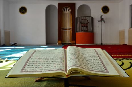 Muçulmanos estão entre principais vítimas de intolerância religiosa no Rio. Exemplar do Alcorão, livro sagrado do Islã, na Mesquita da Luz (Fernando Frazão/Agência Brasil) 