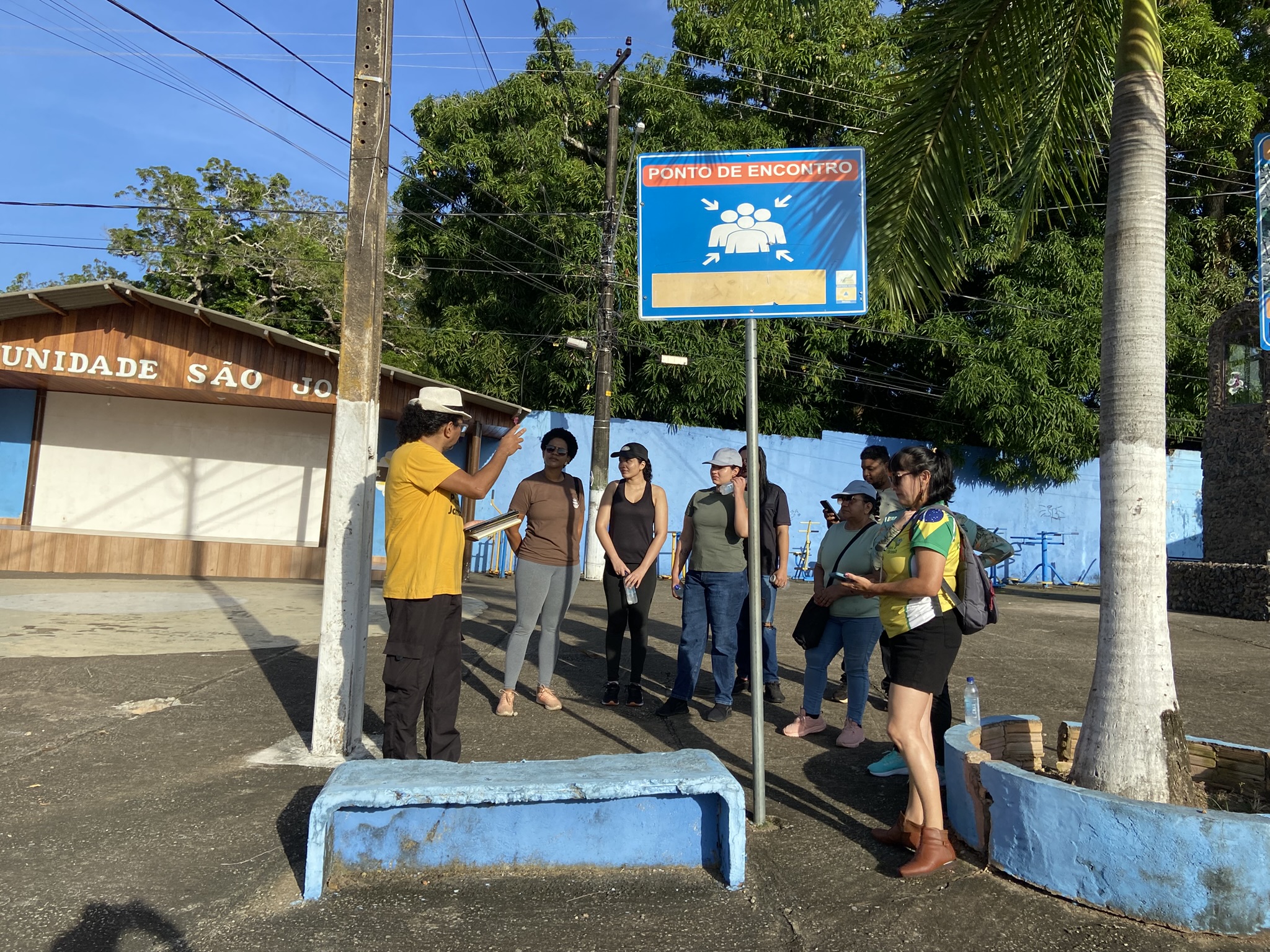 Visitantes percorrem pontos históricos e culturais da capital durante guiamento promovido pela Bera Turismo, experiência que conecta história, gastronomia e saberes da cultura beradeira em Porto Velho. Foto: Agência Accutis / Bera Turismo