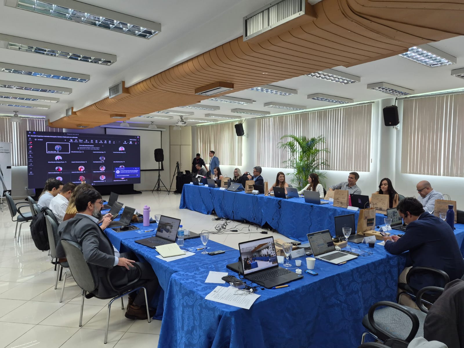  Encontro híbrido reuniu representantes presencialmente e de forma remota, ampliando o alcance das discussões estratégicas.