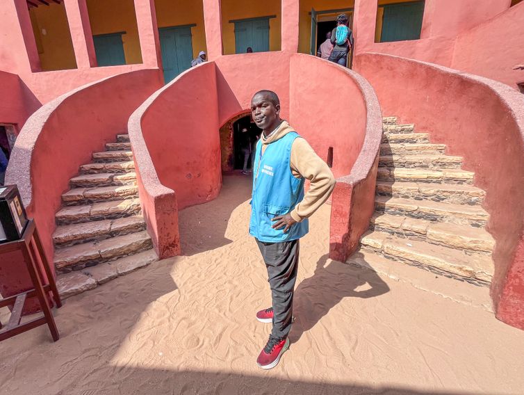 Brasília (DF), 01/05/2026 - Guia de turismo Mamadou Bailo Diallo, no museu Casa dos Escravos, na Ilha de Gorée. 
Foto: Bruno de Freitas Moura/Agência Brasil