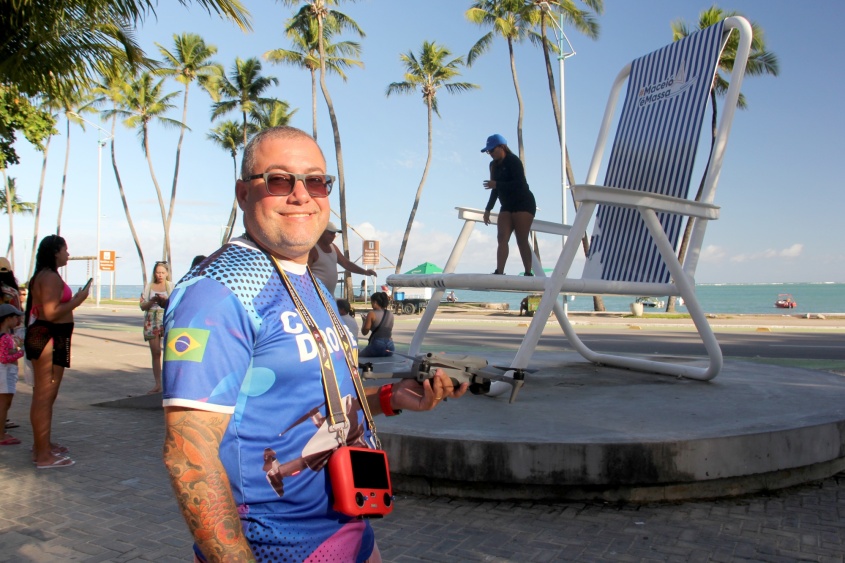 Operador de drone Carlos Henrique trabalha com gravação de vídeos na orla marítima. Foto: Neno Canuto/ Secom Maceió