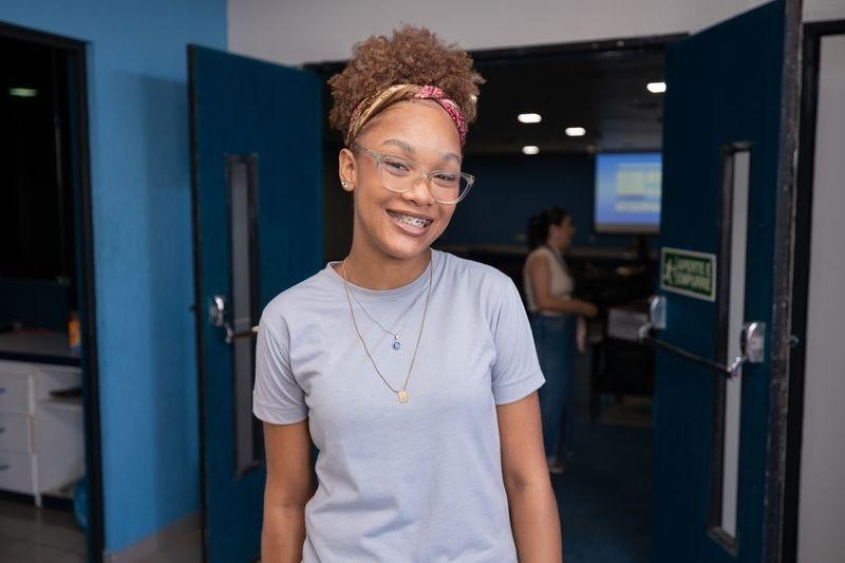 Jennyffer é estudante do terceiro ano do ensino médio e contou que assim que soube dos cursos decidiu se matricular para não perder a oportunidade. Foto: Victor Vercant/Secom Maceió