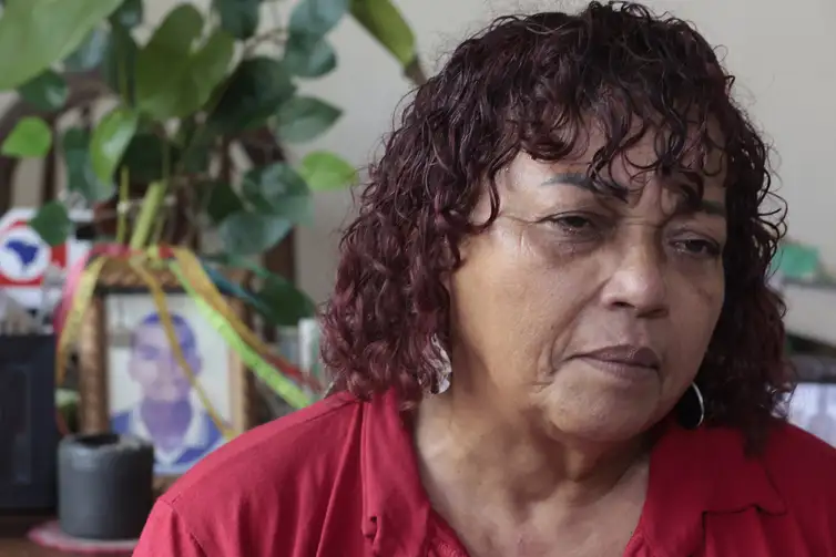 Santos (SP), 13/04/2026 - 20 anos dos crimes de Maio .  Debora Maria da Silva , mãe de Rogério, assassinado pela PM de São Paulo. Foto: Paulo Pinto/Agência Brasil