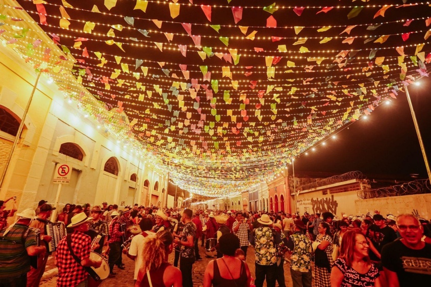 Iluminação na Rua Sá e Albuquerque dá ainda mais brilho ao São João Raiz da Prefeitura de Maceió. Foto: Mariel Matias/ Secom Maceió