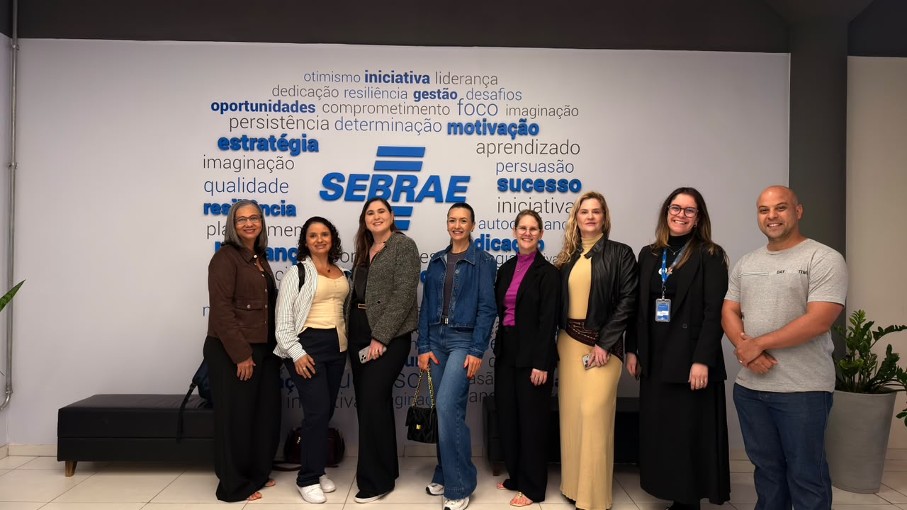 Grupo participante da missão empresarial promovida pelo Sebrae em Rondônia registra a experiência na Fevest Inspire 2026, que reuniu tendências, inovação e oportunidades de negócios para o setor da moda.