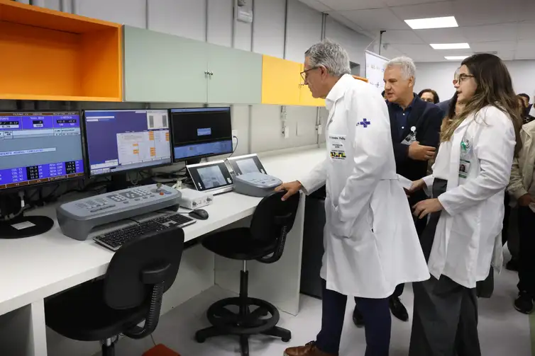 Rio de Janeiro (RJ), 27/06/2026 - O ministro da Saúde, Alexandre Padilha, visita o acelerador linear para a realização de radioterapia, equipamento entregue pelo Programa Agora Tem Especialistas para tratamento oncológico no Hospital Universitário Clementino Fraga Filho - HUCFF, na Cidade Universitária. Foto: Rovena Rosa/Agência Brasil