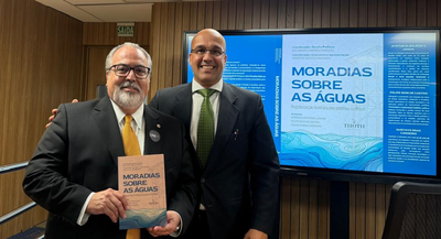 Corregedor com o livro Moradias sobre as Águas