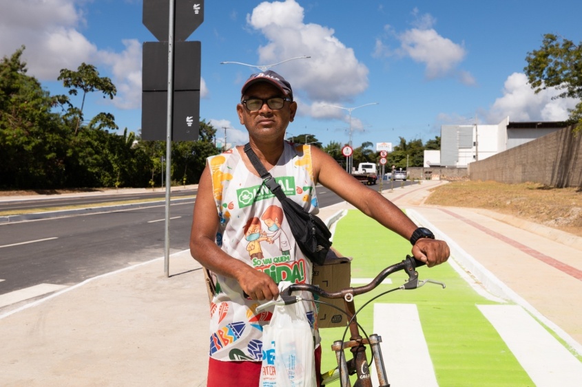 Robson Santana, frentista, utiliza a ciclovia da nova avenida: "A pedalada é tranquila". Foto: Victor Vercant/Ascom Seminfra