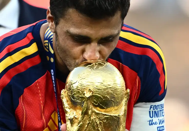 REUTERS/Dylan Martinez/Proibida reprodução Soccer Football - FIFA World Cup 2026 - Final - Spain v Argentina - New York/New Jersey Stadium, East Rutherford, New Jersey, U.S. - July 19, 2026 Spain's Rodri kisses the World Cup trophy during the trophy presentation REUTERS/Dylan Martinez