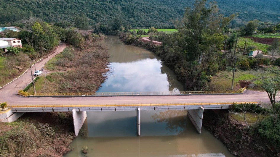 Foto mostra ponte sobre rio, ligando duas comunidades em Santa Tereza
