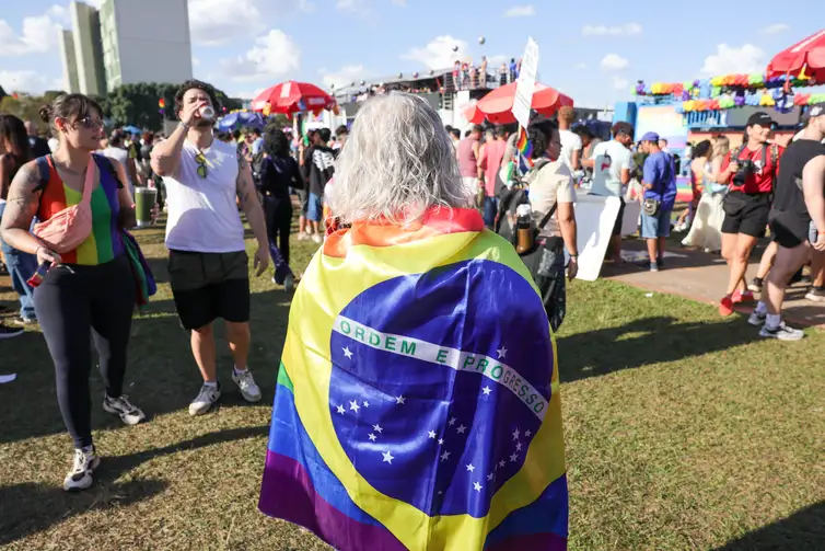 Brasília (DF) 26/07/2026 - A 27ª Parada do Orgulho LGBT+ de Brasília teve concentração em frente ao Congresso Nacional, na Esplanada dos Ministérios. Foto: Fabio Rodrigues-Pozzebom/ Agência Brasil