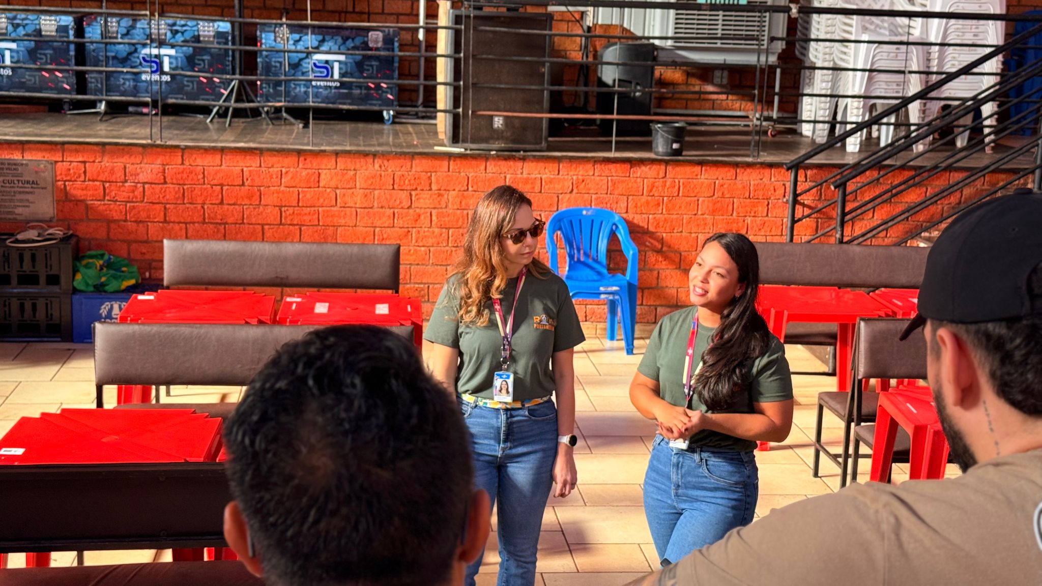 Tatiana Sadeck, coordenadora de Turismo do Sebrae em Rondônia, e Evellin Peixoto, gestora do Projeto de Turismo da Unidade Regional de Porto Velho, conduziram a apresentação da Rota Portovelhera no Mercado Cultural, destacando a proposta de valorizar a identidade, a história e a cultura da capital por meio do turismo de experiência.