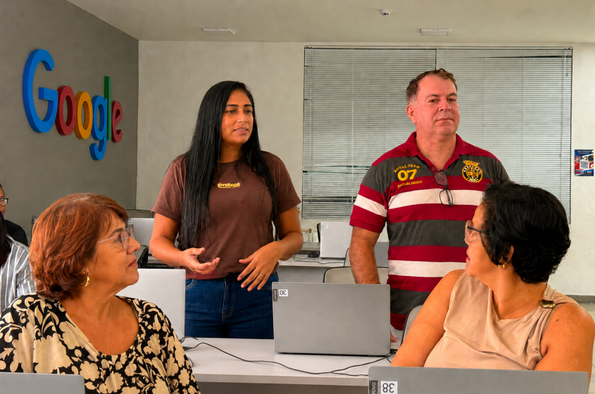 O casal Wane e Roque (em pé) empreende no ramo do turismo e busca mais visibilidade para o negócio. Foto: Winicius Correia/Ascom Sedigi.