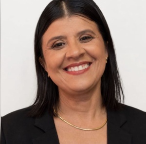 Coordenadora pedagógica incentiva aluna a realizar sonho de ser escritora. Foto: Cortesia