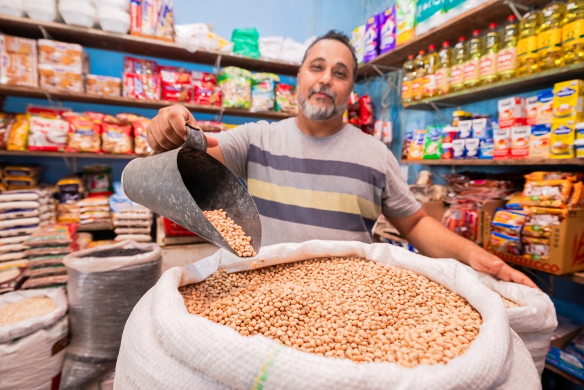 Entre cereais, clientes e muita dedicação, Marcelo segue à frente do negócio que um dia foi do pai e hoje também é parte da sua história. Foto: Victor Vercant/Secom Maceió