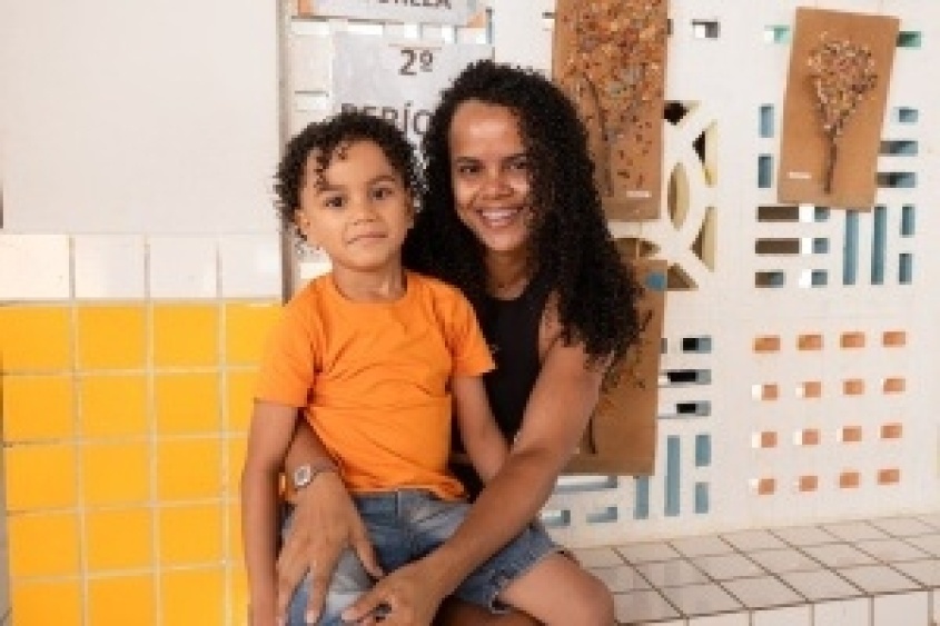 Ryan Guilherme com a mãe, Poliane Domingos. Foto: Victor Vercant/ Secom Maceió