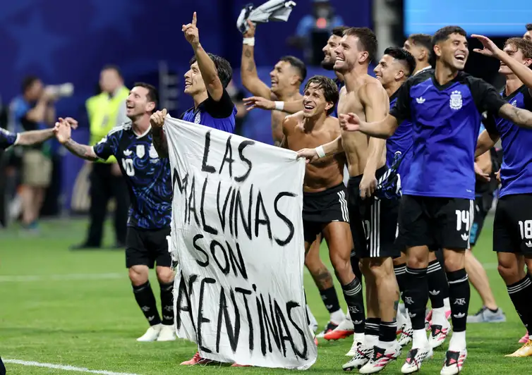 Soccer Football - FIFA World Cup 2026 - Semi Final - England v Argentina - Atlanta Stadium, Atlanta, Georgia, U.S. - July 15, 2026 Argentina's Lisandro Martinez and Giovani Lo Celso celebrate with a Falkland Islands related banner after the match as Argentina qualify for the final of the World Cup REUTERS/Amanda Perobelli     TPX IMAGES OF THE DAY