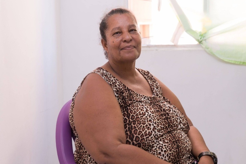 A catadora de sururu Rosane Maria, 55, comemora a mudança de vida: "É outro ambiente". Foto: Victor Vercant/Secom Maceió