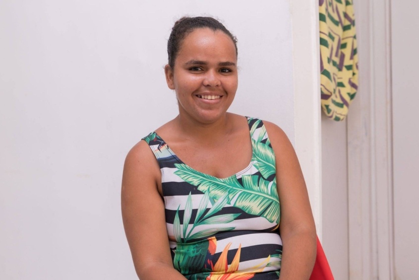 Mãe de duas crianças pequenas, Jacira afirma que o local mudou muito e que se sente mais segura. Foto: Victor Vercant/Secom Maceió