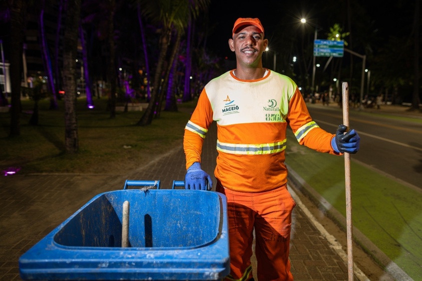 “Somos  trabalhadores. Também temos família, sonhos e passamos por dificuldades. Mas a gente sai de casa todos os dias para cumprir nossa missão”, relata Luciano da Conceição, agente de limpeza urbana. Foto: Alisson Frazão/Secom Maceió