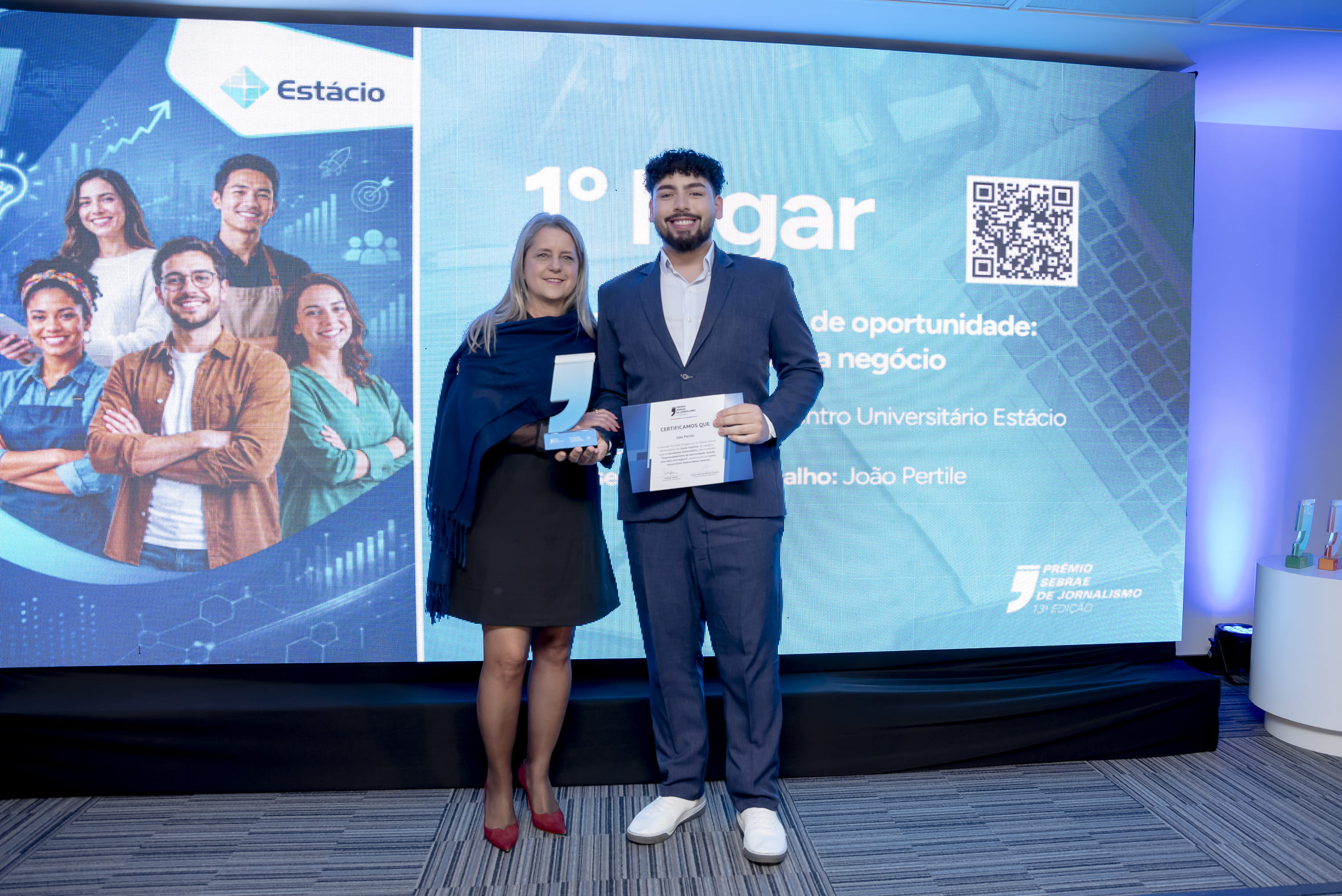 João Pertile - vencedor da Categoria Especial Jornalismo Universitário. Ao lado da orientadora Regina Zandomênico