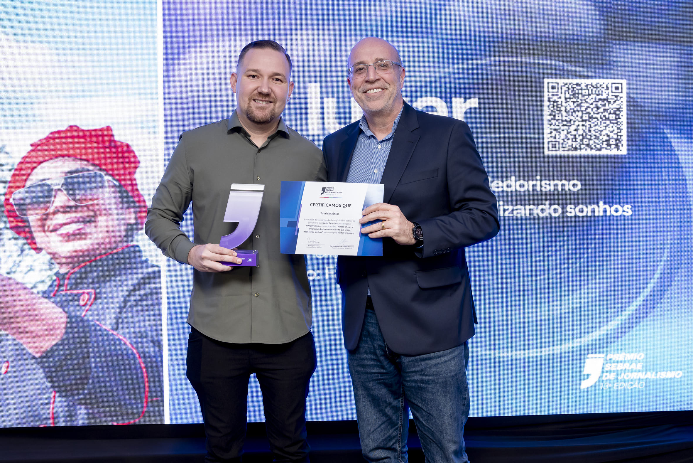 Fabrício Junior recebe prêmio do gerente da Regional Sul, João Alexandre Guze 