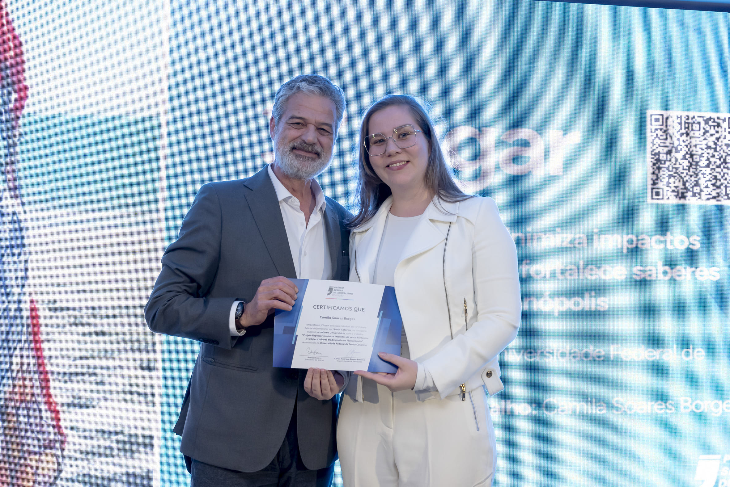 Camila Soares Borges e o professor Áureo Moraes