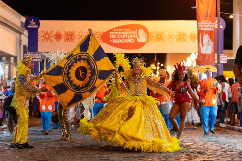 Cortejo das Escolas de Samba levou cores, ritmos e a força do carnaval maceioense para as ruas de Jaraguá no sábado (26). Foto: Alisson Frazão/ Secom Maceió