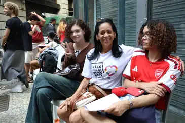 Rovena Rosa/Agência Brasil Rio de Janeiro (RJ), 19/09/2026 - Edna Oliveira, do grupo mães pela diversidade, levou a filha Helena para retificar os documentos na van da Defensoria Pública durante a 5ª Marcha Trans & Travesti do Rio de Janeiro, com o tema Nas ruas, pela defesa da democracia, na rua da Quitanda, em frente ao Queerioca, espaço de cultura e resistência LGBTI+. Foto: Rovena Rosa/Agência Brasil