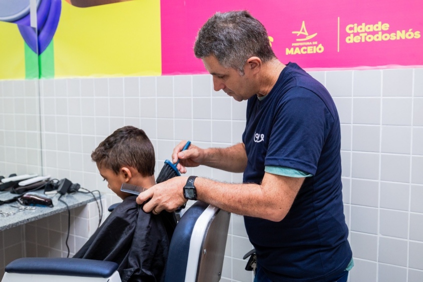 Cuidados com a aparência, como o corte de cabelo, elevam a autoestima das crianças. Foto: Secom Maceió