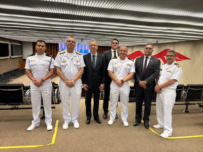 Presidente em exercício do TJDFT recebe vice-almirante da Marinha