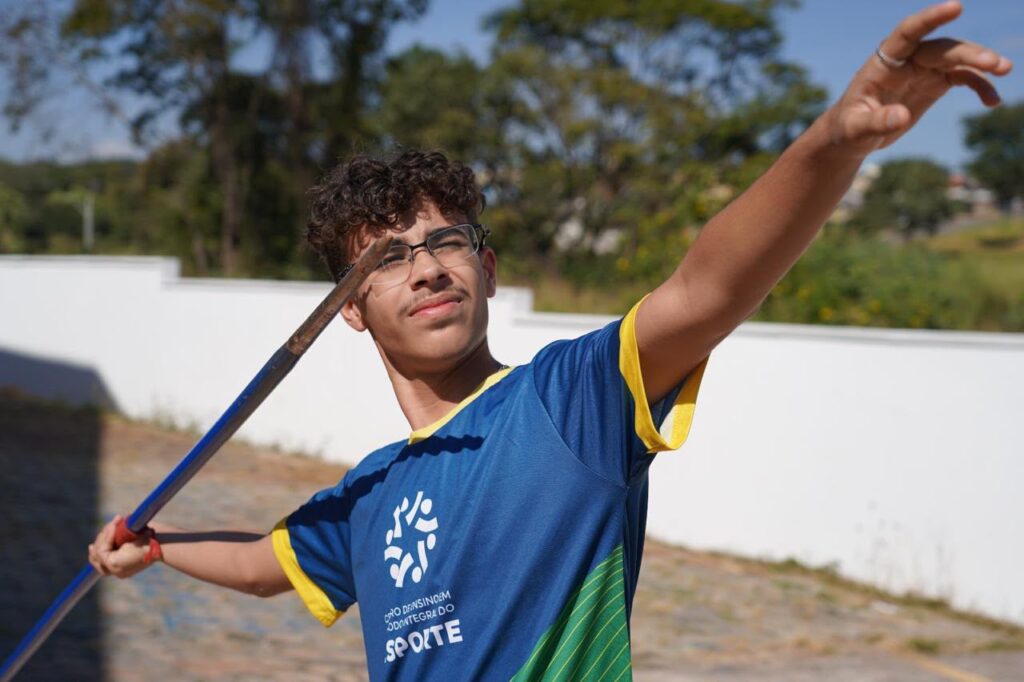 Cepi do Esporte abre 80 vagas para 8º ano do ensino fundamental em 2027 - estudante de uniforme azul durante arremesso de dardo