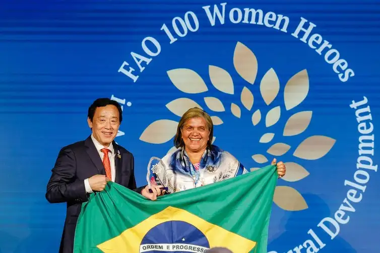 Roma, 16/10/2026 - A pescadora pernambucana Joana Mousinho, de Itapissuma, recebe do diretor-geral da Organização das Nações Unidas para a Alimentação e a Agricultura (FAO), Qu Dongyu, o prêmio 100 Mulheres Heroínas. Foto: Giuseppe Carotenuto/FAO