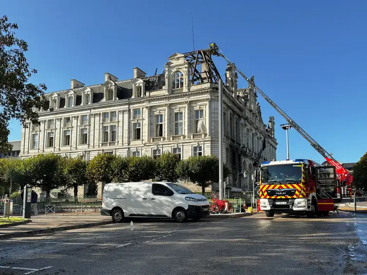 Reuters/Clotaire Achi/proibida reprodução A firefighting truck next to the burnt and destroyed Limoges town hall, which was set ablaze and largely destroyed in an arson attack amid demonstrations against the cost of living and rising fuel prices, in Limoges, France, October 18, 2026. Picture taken by mobile phone. REUTERS/Clotaire Achi