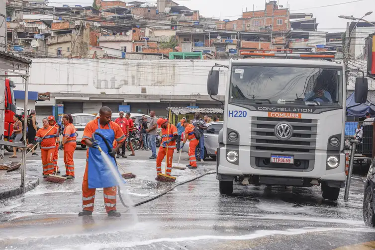 Rio de Janeiro (RJ), 29/10/2025 - Agentes da prefeitura limpam rua onde os corpos da chacina foram levados antes de saírem para o IML, Operação Contenção.
Foto: Tânia Rêgo/Agência Brasil