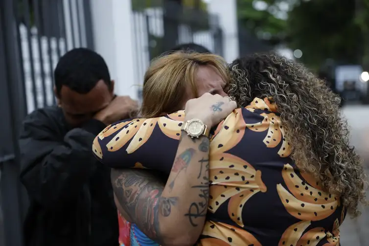 Rio de Janeiro (RJ), 30/10/2025 – Raquel Rodrigues se emociona ao fazer reconhecimento do corpo do filho, Yago Ravel Rodrigues Rosário, encontrado decapitado, um dos mortos na Operação Contenção, no Instituto Médico Legal. Foto: Fernando Frazão/Agência Brasil