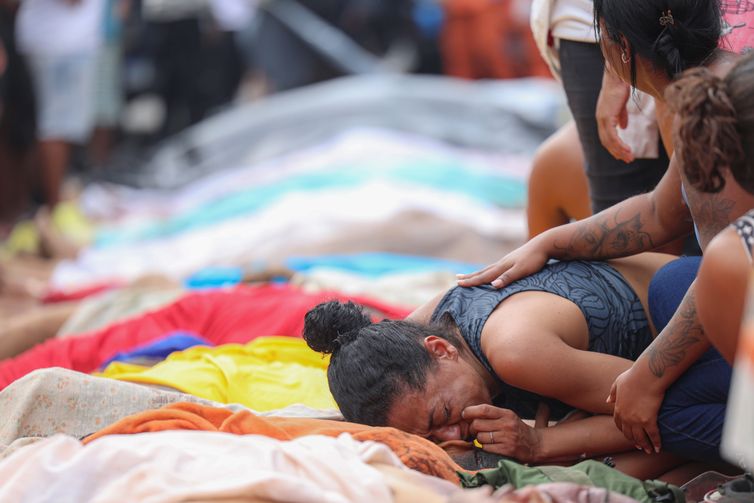 Rio de Janeiro (RJ), 28/10/2025 - Dezenas de corpos são trazidos por moradores para a Praça São Lucas, na Penha, zona norte do Rio de Janeiro. Operação Contenção
Foto: Tomaz Silva /Agência Brasil