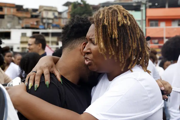 Rio de Janeiro (RJ), 31/10/2025 - Moradores, familiares e representantes da sociedade civil se reúnem na comunidade da Vila Cruzeiro para manifestação de repúdio à Operação Contenção que deixou 121 mortos. Foto: Tânia Rêgo/Agência Brasil