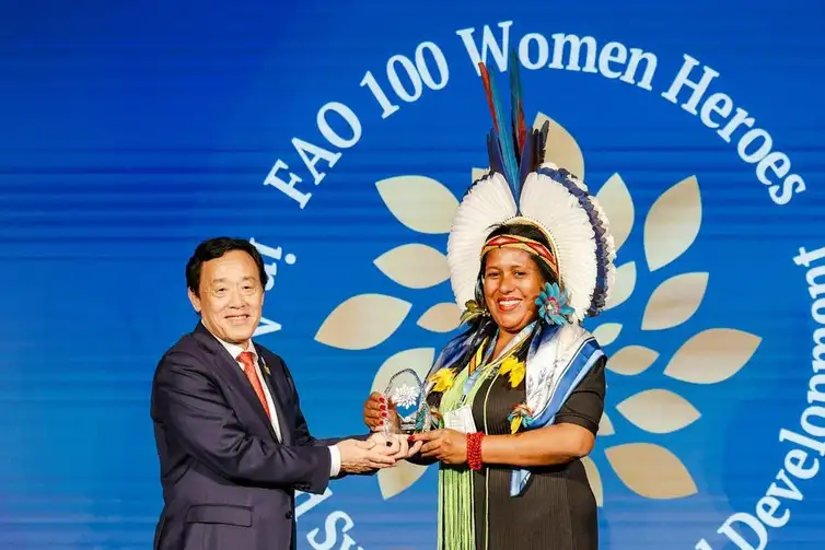 Roma, 16/10/2026 - Presidente da associação de pescadores indígenas de Coroa Vermelha, em Santa Cruz Cabrália (BA), Luena Pataxó recebe em Roma o prêmio 100 Mulheres Heroínas de Qu Dongyu, diretor-geral da Organização das Nações Unidas para a Alimentação e a Agricultura (FAO). Foto: FAO/Giuseppe Carotenuto
Presidente da associação de pescadores indígenas de Coroa Vermelha, em Santa Cruz Cabrália (BA), Luena Pataxó recebe em Roma o prêmio 100 Mulheres Heroínas de Qu Dongyu, diretor-geral da Organização das Nações Unidas para a Alimentação e a Agricultura (FAO). Foto: Giuseppe Carotenuto/FAO