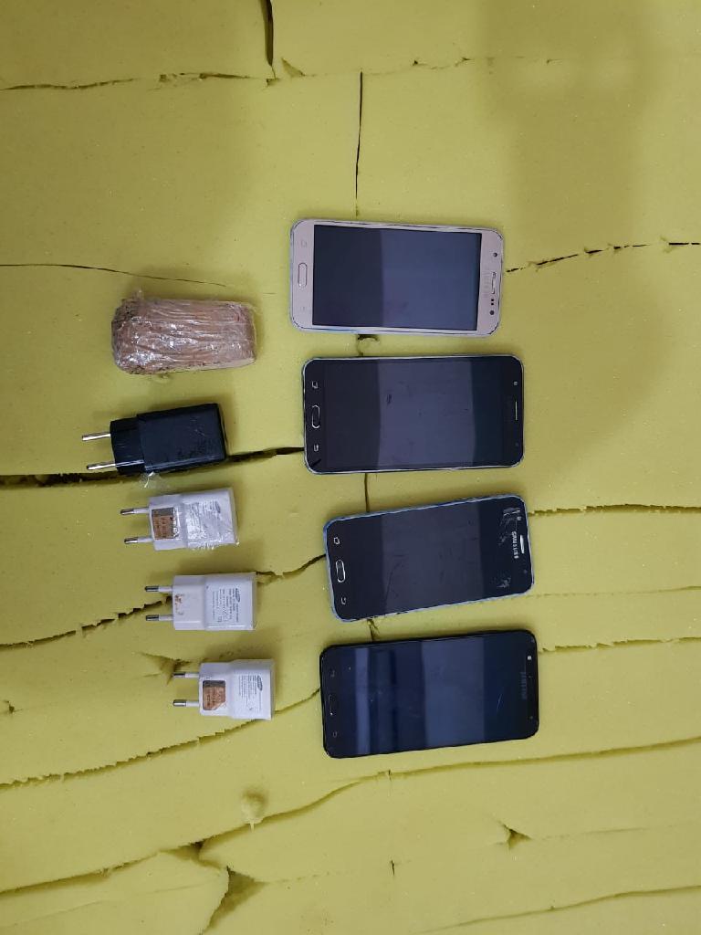 Drogas e celulares são encontrados dentro de colchões na Mata Grande