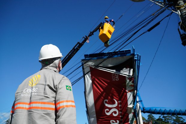 Ciclone em SC: Cerca de 1,3 mil funcionários da Celesc trabalham para restabelecer energia no estado
