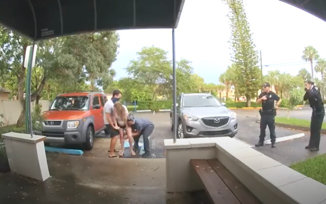 Americana dá à luz em pé no meio de estacionamento na Flórida; veja vídeo