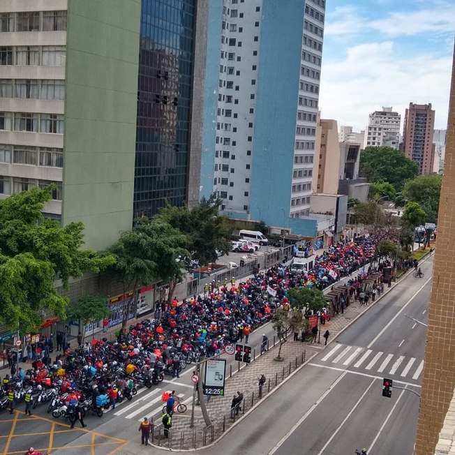 Mais direitos, menos bloqueios e maior remuneração: entregadores se reúnem em SP