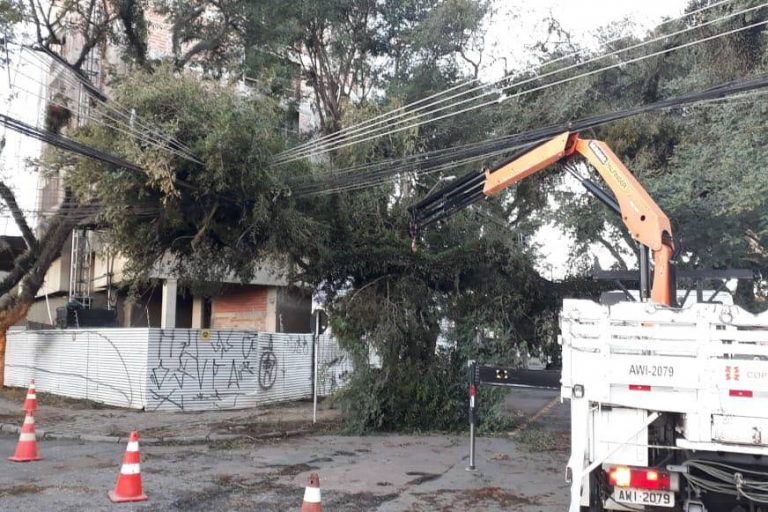 Eletricistas da Copel continuam em campo para restabelecer energia