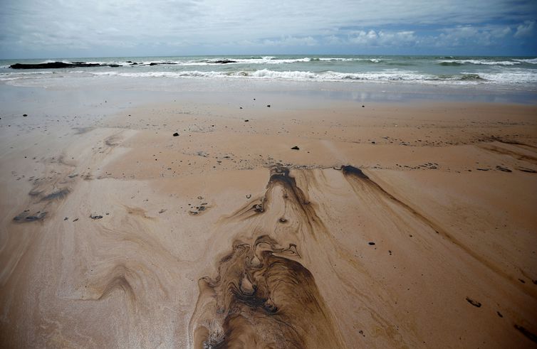 Marinha recolhe fragmentos de óleo em praias brasileiras