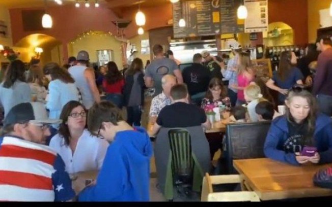 Nova Iorque proíbe refeições dentro dos restaurantes devido à explosão de casos