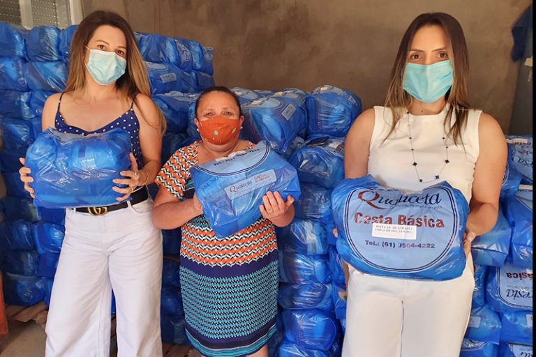 Voluntários entregam 400 cestas básicas a moradores de Ceilândia