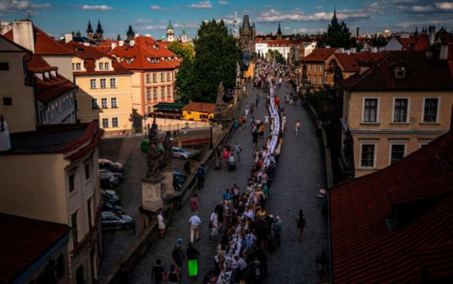 República Tcheca celebra fim do lockdown com jantar comunitário