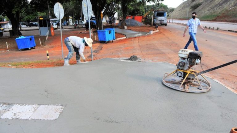 Novacap reforma calçadas no Setor de Autarquias Sul